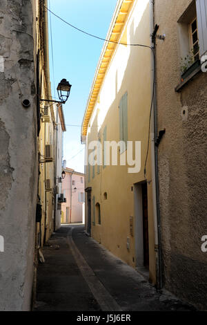 Ruelles étroites, L'Isle-sur-la-Sorgue, France Banque D'Images