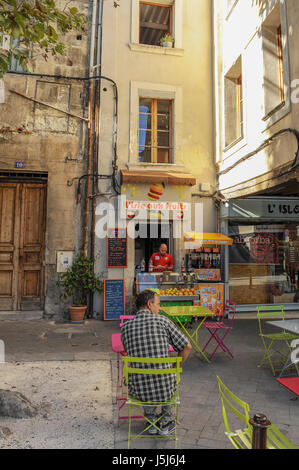 Bar à jus, Isle-sur-la-Sorgue, France Banque D'Images