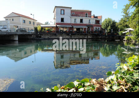 Maisons au bord de la rivière, des restaurants et bars, L'Isle-sur-la-Sorgue, France Banque D'Images