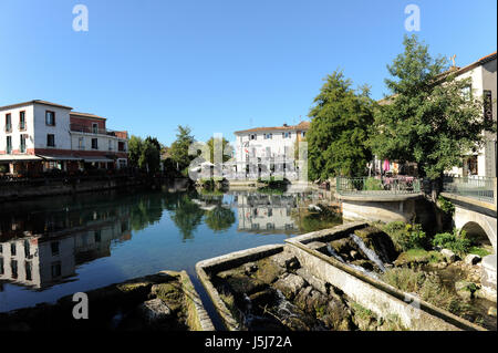 Maisons au bord de la rivière, des restaurants et bars, L'Isle-sur-la-Sorgue, France Banque D'Images