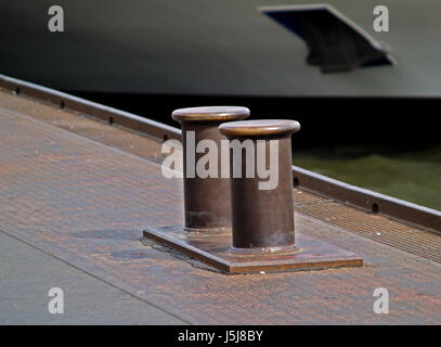 Bois bleu brunâtre brun brunette vierge caucasienne européenne Maritime navigation Banque D'Images