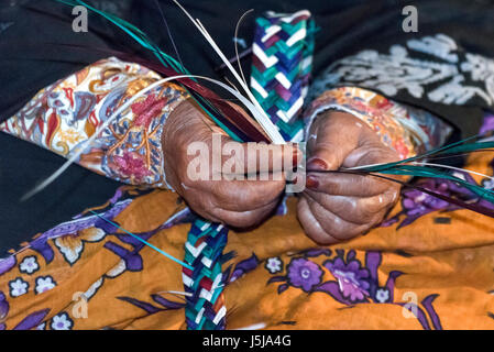 Mains d'une femme artisan arabe avec longueurs de tissage de reed Banque D'Images