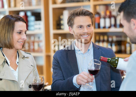 Marchand de vin pour verser le vin à déguster quelques Banque D'Images