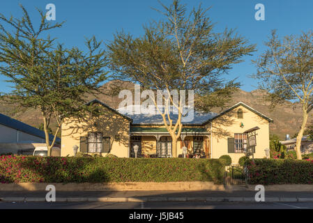 RIEBEECK WEST, AFRIQUE DU SUD - 2 avril, 2017 : lever du soleil à une vieille maison à Riebeeck West, une ville dans la région de l'ouest de l'Orothamnus zeyheri Cape Provi Banque D'Images