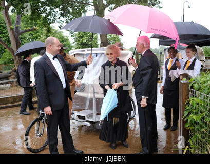 EDITORIAL N'utilisez que la princesse Michael de Kent (centre) et Rupert Hambro, président du conseil de développement ZSL (à droite), à la Société zoologique de Londres, gala annuel international &acirc ; "Safari dans la ville&acirc ;€™, au ZSL London Zoo. Banque D'Images