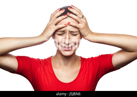 Portrait de femme en pleurs triste malheureux t-shirt rouge avec des taches de rousseur. fermé les yeux les mains sur la tête, studio shot. isolé sur fond blanc. Banque D'Images