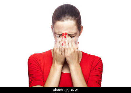Portrait de femme en pleurs triste malheureux t-shirt rouge avec des taches de rousseur. fermé les yeux avec les mains, studio shot. isolé sur fond blanc. Banque D'Images