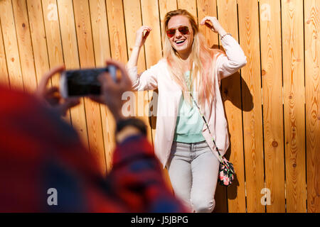 Guy prend photo de femme Banque D'Images