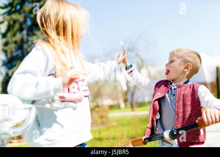 Frère et sœur faisant handshake Banque D'Images