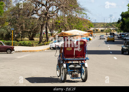 Un vélo rickshaw ou vélo taxi à La Havane, Cuba Banque D'Images