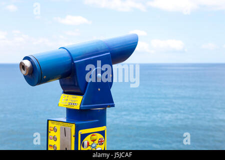 Télescope à pièces donnant sur la mer et l'horizon, Tenerife, Espagne Banque D'Images