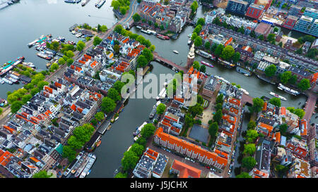 Photographie aérienne de la tour Montelbaanstoren et les canaux d'Amsterdam, Pays-Bas Banque D'Images