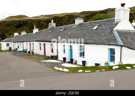 Rangée de cottages à Cullipool sur l'île de Luing à Argyll, en Écosse. Banque D'Images