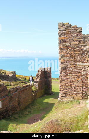 Une jeune fille explore les ruines d'une mine d'étain de Cornouailles en Angleterre près de la côte Atlantique Banque D'Images