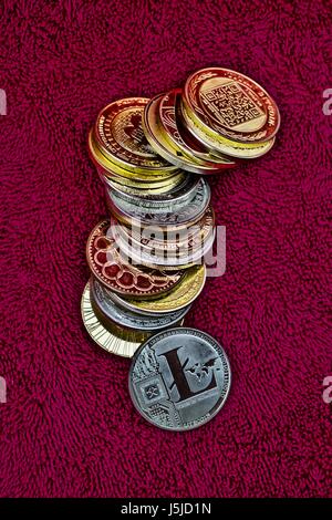 Pièces de monnaie numérique, physique, litecoin dogecoin, bitcoin. Banque D'Images