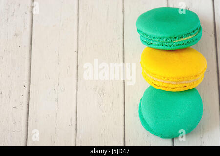 Ensemble de macarons cookies français. vue d'en haut., citron, pistache , macarons saveurs Banque D'Images