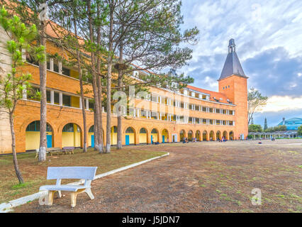 Da Lat, Viet Nam - Mars 27th, 2017 : l'architecture ancienne du Collège pédagogique de jour, un lieu célèbre pour les voyages d'attirer les touristes Banque D'Images