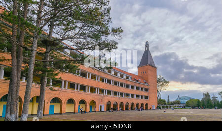 Da Lat, Viet Nam - Mars 27th, 2017 : l'architecture ancienne du Collège pédagogique de jour, un lieu célèbre pour les voyages d'attirer les touristes Banque D'Images