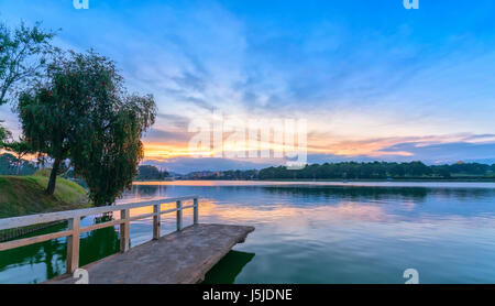 Da Lat, Viet Nam - Mars 27th, 2017 : le coucher du soleil sur les rives du lac de Xuan Huong avec ciel dramatique rend le paysage Banque D'Images