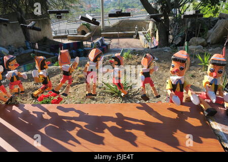 Les jouets en bois sur la place de marché dans la province de Monreale, Palerme, Sicile, Italie. Banque D'Images