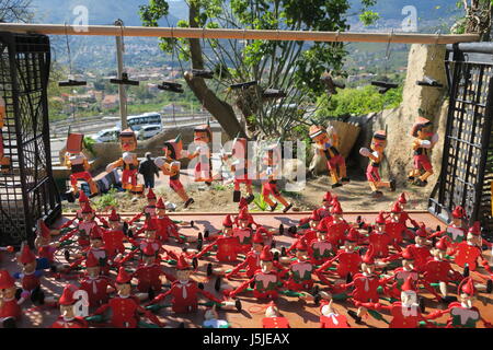 Les jouets en bois sur la place de marché dans la province de Monreale, Palerme, Sicile, Italie. Banque D'Images