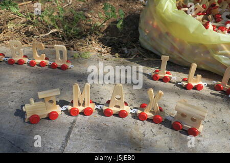 Les jouets en bois sur la place de marché dans la province de Monreale, Palerme, Sicile, Italie. Banque D'Images