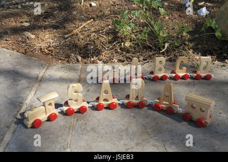 Les jouets en bois sur la place de marché dans la province de Monreale, Palerme, Sicile, Italie. Banque D'Images