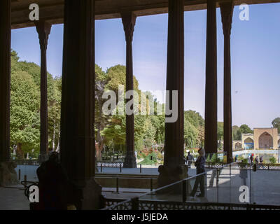 Vue depuis le porche de la quarante colonnes, le palais de chehel sotoun, Isfahan, Iran Banque D'Images