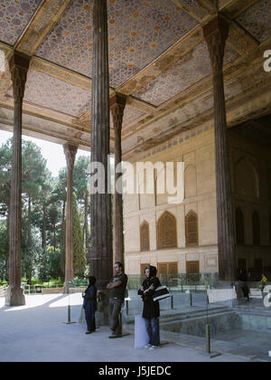 Vue depuis le porche de la quarante colonnes, le palais de chehel sotoun, Isfahan, Iran Banque D'Images