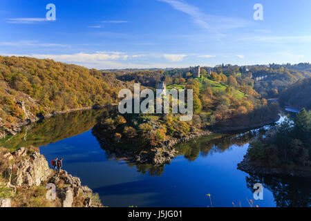 France, Creuse, ruines du château de Crozant,, la boucle de la Creuse et de la jonction avec la Sedelle en automne vu du rocher de la fileuse Banque D'Images