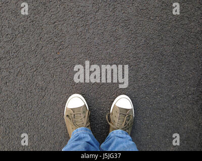 Pied ou en pieds selfies chaussures toile debout sur l'asphalte Banque D'Images