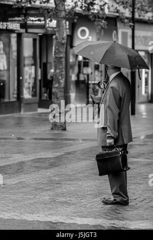 Abington Street, Northampton sur une matinée humide gris. Banque D'Images