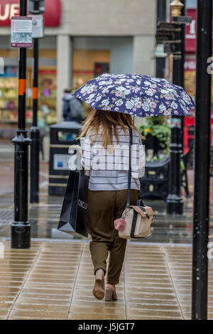 Abington Street, Northampton sur une matinée humide gris. Banque D'Images