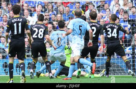 SAMIR NASRI MARQUE CHELSEA V MANCHESTER CITY STADE DE WEMBLEY LONDON ENGLAND UK 14 avril 2013 Banque D'Images