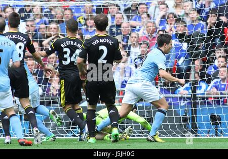 SAMIR NASRI MARQUE CHELSEA V MANCHESTER CITY STADE DE WEMBLEY LONDON ENGLAND UK 14 avril 2013 Banque D'Images