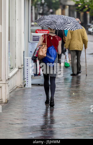 Abington Street, Northampton sur une matinée humide gris. Banque D'Images