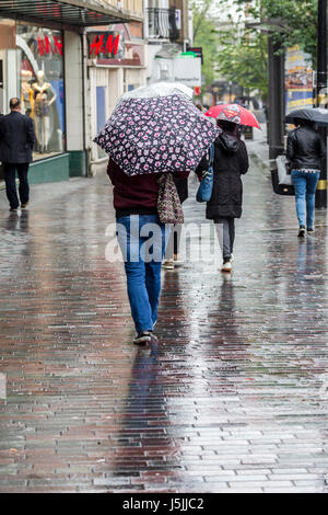 Abington Street, Northampton sur une matinée humide gris. Banque D'Images