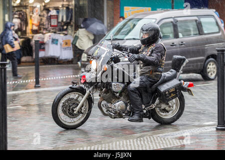 Fortes pluies en Abington Street, Northampton sur un matin gris. Banque D'Images