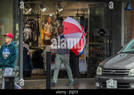 Fortes pluies en Abington Street, Northampton sur un matin gris. Banque D'Images