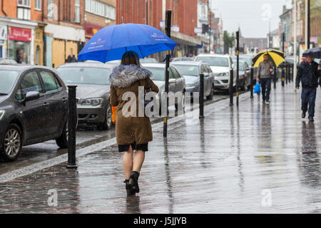 Fortes pluies en Abington Street, Northampton sur un matin gris. Banque D'Images