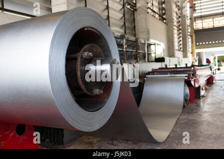 Usine de fabrication de tuiles de tôle. En tôle d'acier recouvert de zinc métal est roulée par profiling formant la machine. Banque D'Images