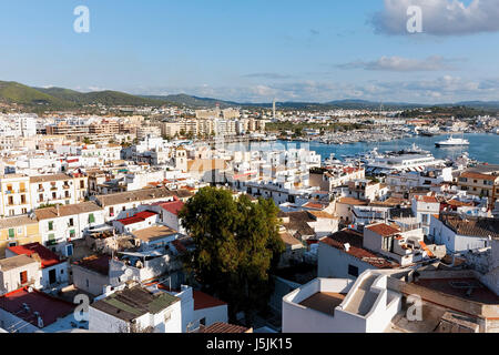 Vue sur la ville d'Ibiza et le port pour les lointaines collines boisées dans la lumière du soleil tôt le matin.. Vu d'un point de vue élevé. Banque D'Images