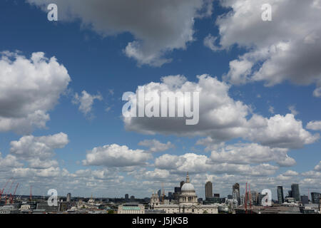 Toits de Londres y compris la Cathédrale St Paul, vu depuis le dernier étage terrasse panoramique de la Tate Modern sur la rive sud, le 14 mai 2017, à Londres, en Angleterre. Banque D'Images