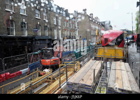 Camion de Construction et double-decker bus dans les embouteillages en centre-ville sur le chemin Essex près de Islington Green London N1 UK KATHY DEWITT Banque D'Images