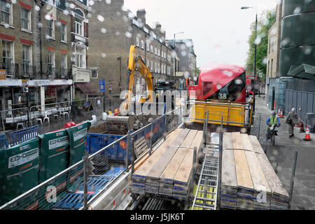Camion de Construction et double-decker bus dans les embouteillages en centre-ville sur le chemin Essex près de Islington Green London N1 UK KATHY DEWITT Banque D'Images