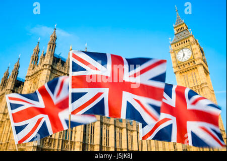 Great British Union Jack flag dans sflying de flou en face de Big Ben et les chambres du Parlement de Westminster Palace, London, UK Banque D'Images