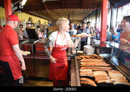 Melanie Müller l'ouverture d'un stand lors de la Bratwurst Ballermann Majorque. Avec : Melanie Müller Où : Palma, Majorque, Espagne Quand : 14 Avr 2017/WENN.com Starpress Crédit : Banque D'Images