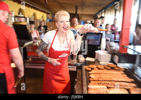 Melanie Müller l'ouverture d'un stand lors de la Bratwurst Ballermann Majorque. Avec : Melanie Müller Où : Palma, Majorque, Espagne Quand : 14 Avr 2017/WENN.com Starpress Crédit : Banque D'Images