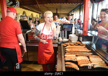 Melanie Müller l'ouverture d'un stand lors de la Bratwurst Ballermann Majorque. Avec : Melanie Müller Où : Palma, Majorque, Espagne Quand : 14 Avr 2017/WENN.com Starpress Crédit : Banque D'Images