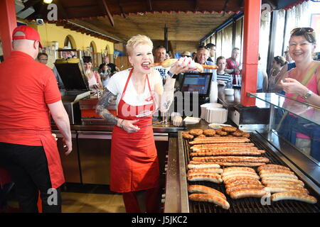 Melanie Müller l'ouverture d'un stand lors de la Bratwurst Ballermann Majorque. Avec : Melanie Müller Où : Palma, Majorque, Espagne Quand : 14 Avr 2017/WENN.com Starpress Crédit : Banque D'Images